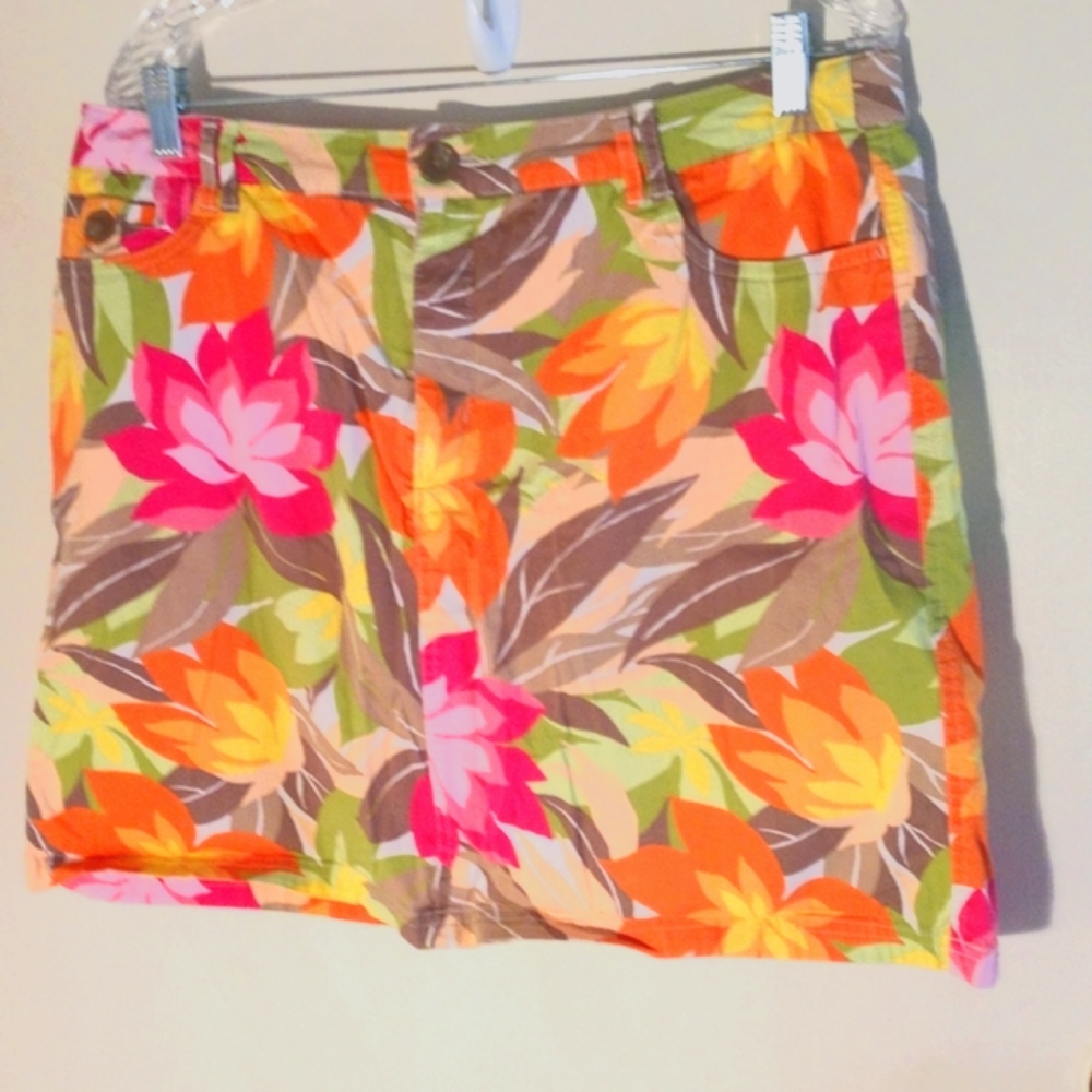 Croft and Barrow misses size 16 multi color floral Hawaiian print skirt. Stretch